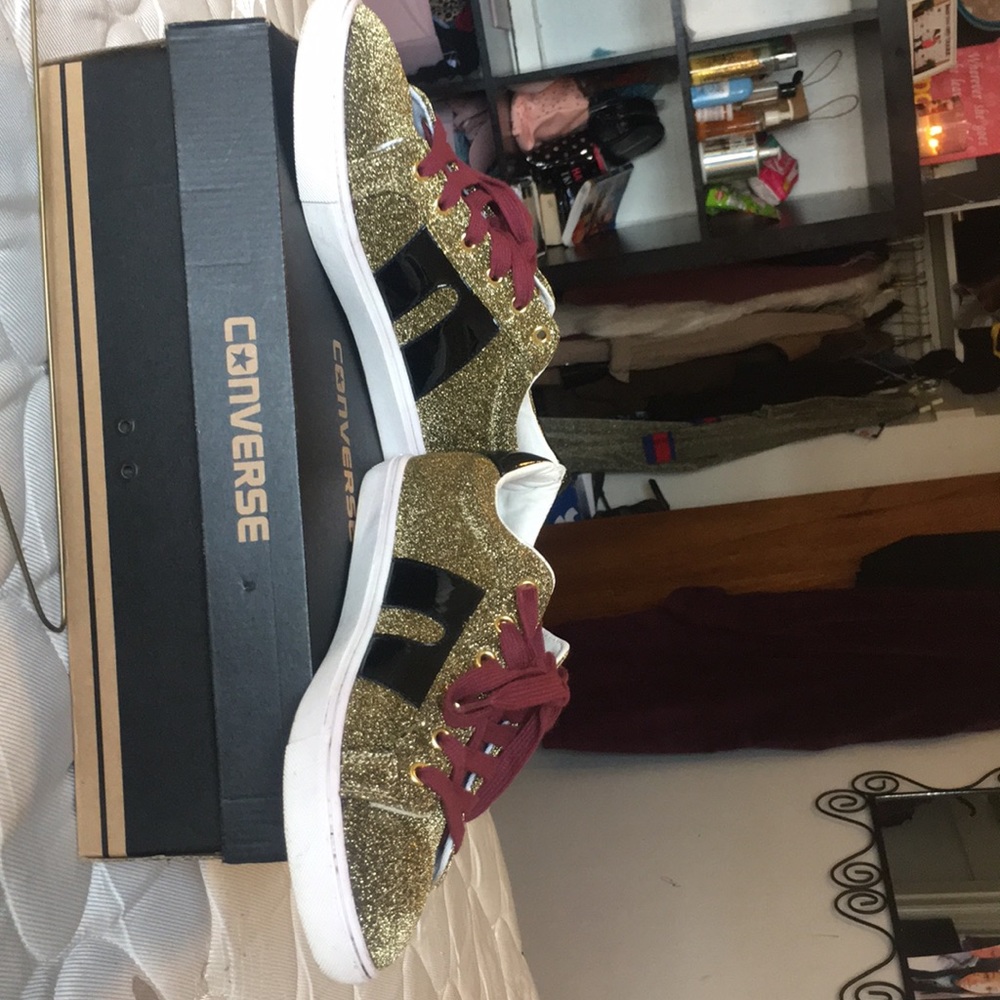 Sneakers gold black and burgundy